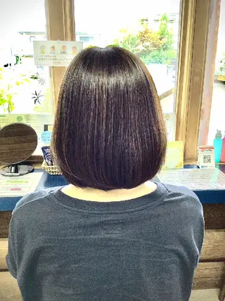 ミディアム 岡本 小百合のヘアスタイル