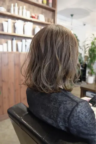 ミディアム 佐山 眞紀のヘアスタイル