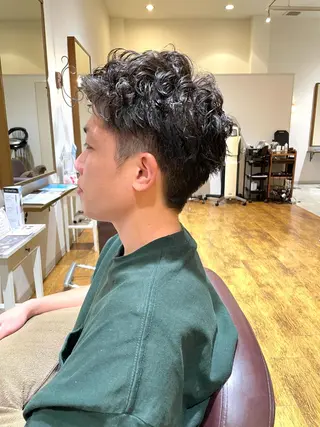 ショート パーマ メンズ 新谷 玲日のヘアスタイル