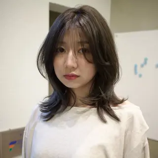 ミディアム カラー mina / 透明感ベージュカラーのヘアスタイル