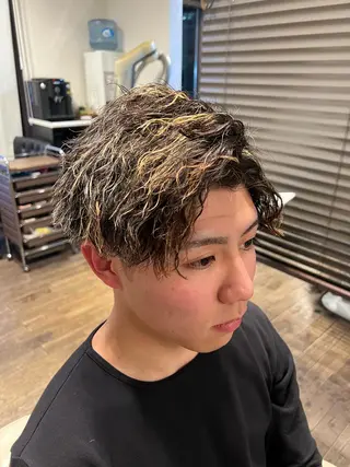 ショート パーマ メンズ 二本木 秀成のヘアスタイル