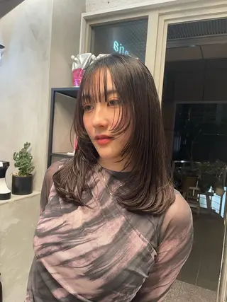 セミロング ミルクティー× グレージュMOMOのヘアスタイル