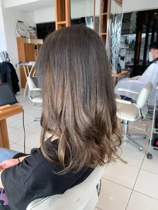 セミロング カラー パーマ メンズ 白髪ぼかしハイライト 柳川拓哉のヘアスタイル