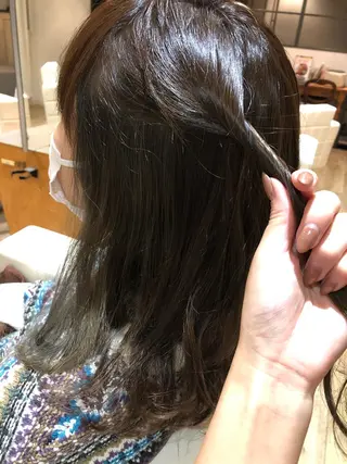 ミディアム カラー 榧木 萌香のヘアスタイル
