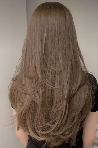 カラー フェザーパーマ/ スペインカールのヘアスタイル