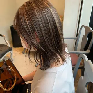 ミディアム SAKINO． ベージュカラーのヘアスタイル