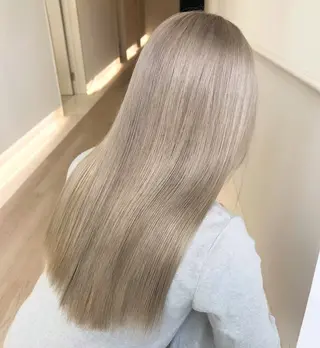 カラー ニトウ レイナのヘアスタイル