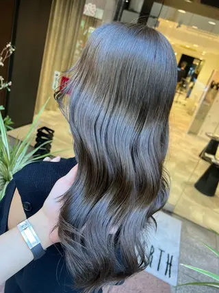 セミロング 美髪矯正/髪質改善 /透明感ある艶カラーのヘアスタイル
