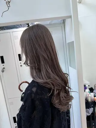 ロング カラー ケアブリーチ レイヤーカットのヘアスタイル
