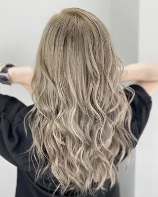 セミロング カラー 🤍爆モテハイトーン 🤍ブリーチ特化🤍のヘアスタイル