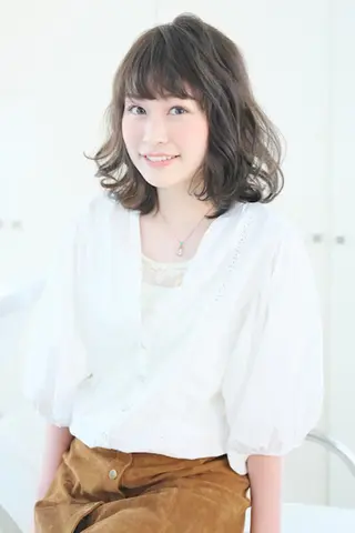 セミロング カラー アルファ シェリのヘアスタイル