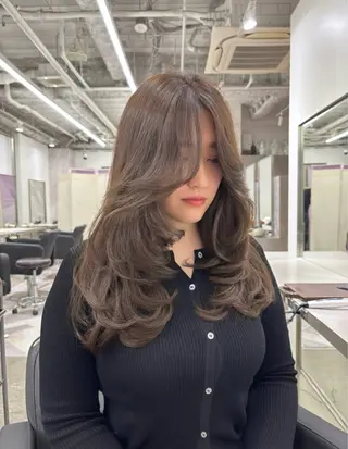 セミロング karin🪩海外風 バタフライカットのヘアスタイル