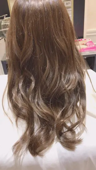 ロング カラー 粟田 めぐみのヘアスタイル