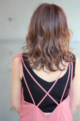 セミロング カラー パーマ 成松 勇治のヘアスタイル