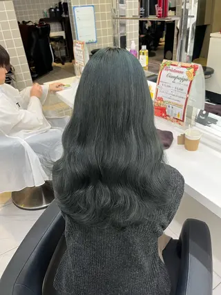 ロング 寒色/ベージュヘア ブリーチありMiOのヘアスタイル