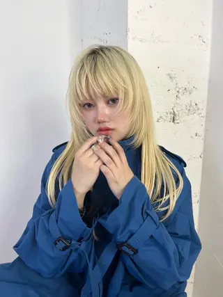 ロング フカミ マナカのヘアスタイル