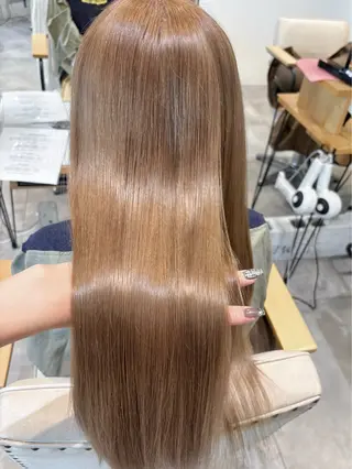 ロング カラー 肌に馴染むハイトーン /ミルクティーカラーのヘアスタイル
