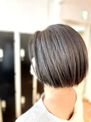 ショート カラー Afinar tomoのヘアスタイル