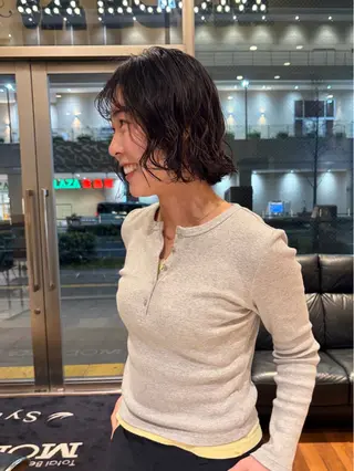 セミロング パーマ ルナ|縮毛矯正 ×デザインカラー🥝のヘアスタイル