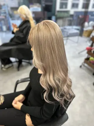 ロング カラー 天野 タイナのヘアスタイル