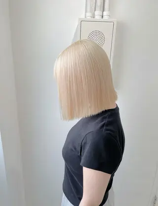 ミディアム Muミュー/ブリーチ ハイトーン　Wカラーのヘアスタイル