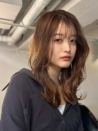 セミロング 顔まわりレイヤー 透明感カラー🩵🩵のヘアスタイル