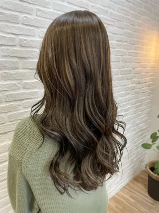 カラー 新谷 玲日のヘアスタイル