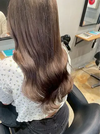 ロング 紅/透明感カラー /ハイトーン/カットのヘアスタイル