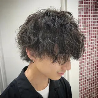 ショート パーマ メンズ 波巻きウェーブ 韓国風パーマ 纐纈のヘアスタイル