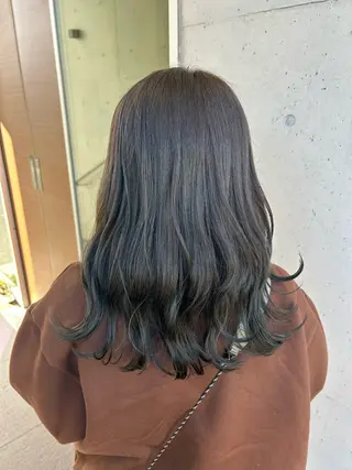 セミロング カラー 丸山 莉世のヘアスタイル
