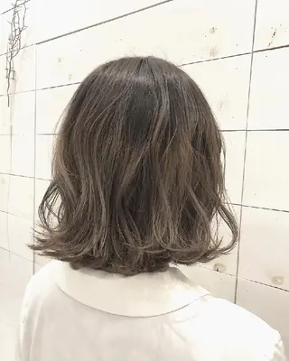 カラー ミディアム Nina by Babyloneのヘアスタイル