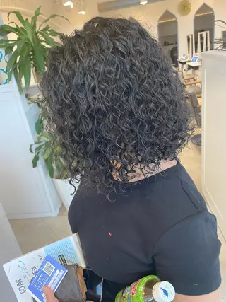 セミロング パーマ 饒平名 知也のヘアスタイル