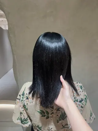 ミディアム 切りっぱなしボブ/ 艶カラー/綾莉のヘアスタイル