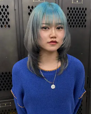 セミロング カラー イツク ⚡️ ルーツ/ハイトーンのヘアスタイル