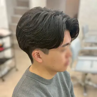 メンズ フェザーパーマ🦋セ ンターパート🖤彩音のヘアスタイル