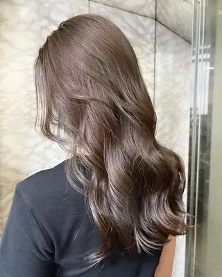 ミディアム カラー 🌟小顔レイヤー× 赤み消し透明感カラーのヘアスタイル