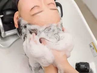 セミロング スパニスト 樋田のヘアスタイル