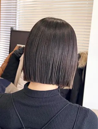 ショート カラー ぱつっとボブ/ 小野あかねのヘアスタイル