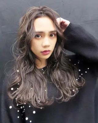 ロング 白髪ぼかし×デザイン 🕊️🫧ホウジョウのヘアスタイル