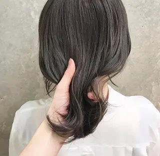 ミディアム カラー CITY louwe 脇坂彩音のヘアスタイル