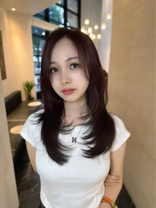 ミディアム カラー レイヤーカット 透明感カラーのヘアスタイル