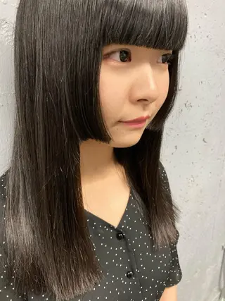 セミロング 顔まわりレイヤー デザインカットのヘアスタイル