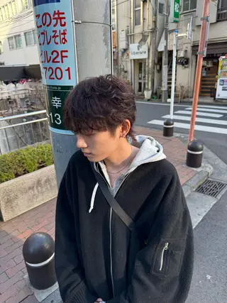 メンズ メンズ特化シャドウパ ーマラウンドマッシュのヘアスタイル