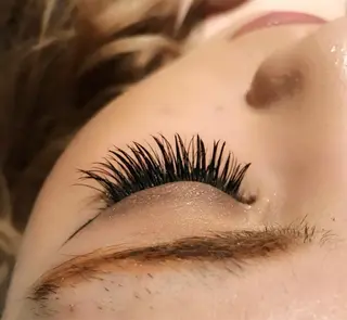 マツエク・マツパ UMEDA FIGAROのヘアスタイル