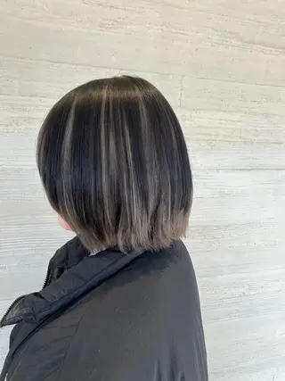 ショート カラー サキ🤍ハイトーン 🩰くびれ巻きヘアのヘアスタイル