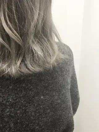 ミディアム カラー ヤナ マネージャーのヘアスタイル