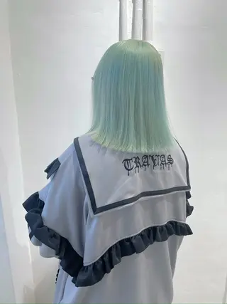 ミディアム Muミュー/ブリーチ ハイトーン　Wカラーのヘアスタイル