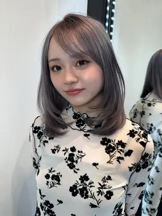 ミディアム カラー レイヤーカット 透明感カラーのヘアスタイル
