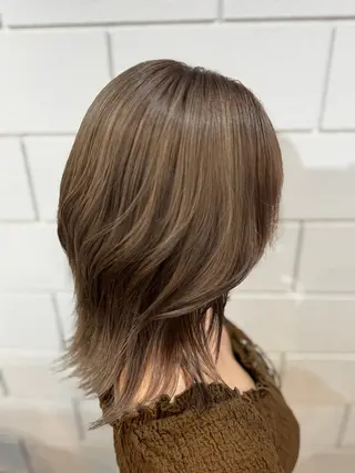 ミディアム 透け感/ハイトーン/ レイヤー/小山田のヘアスタイル