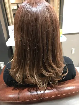 セミロング カラー Avery SHINのヘアスタイル